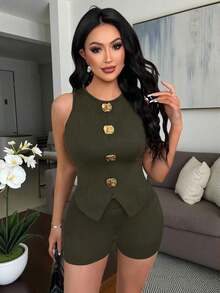 Conjunto de dos piezas para mujer color negro sólido, top sin mangas ajustado con botones metálicos dorados y shorts, estilo elegante y casual, ideal para oficina, salidas, reuniones y uso diario en primavera y verano - Verde Oscuro - Ver 6
