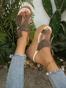 Bow Decor Straw Style Wedge Sandals, Bohemian Toe-Post Sandals, Versatile Vacation Street Style, Brown Faux Suede Bow Wedge Sandals, Open-Toe Straw Wedge Slides With Metal Bee Decor, Height-Increasing Summer Casual Beach Vacation Shoes - Brown (A064) - View 4