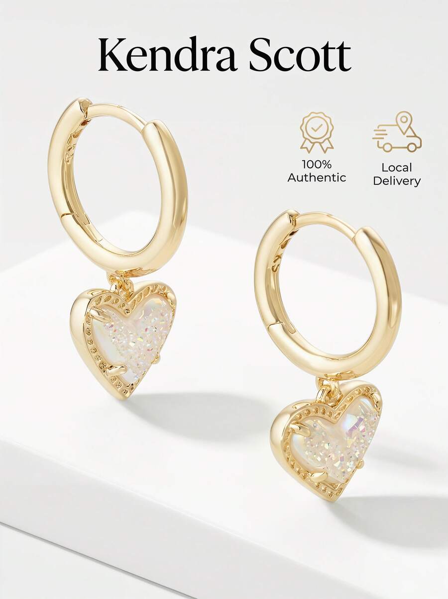 Kendra Scott 心形耳环与拥抱耳环相得益彰——还有什么比这更美好?Ari 心形拥抱耳环以其俏皮的不对称设计,为您的造型增添一抹别致风采。外径 0.6 英寸,长 0.43 英寸,宽 0.4 英寸。 - 金色 - 查看 1