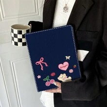 1 chiếc ốp lưng máy tính bảng màu xanh hải quân in hình gấu bông và hoa anh đào - Ốp bảo vệ có chân đế đa góc và khe cắm bút cảm ứng, tương thích với iPad Air 13 (M3 2025)/ Air 11 (M3 2025)/ 11 (A16 2025), Galaxy Tab S10+/S9/A9, Pad, MatePad, Pad, Honor Pad, Xiaoxin Pad - Nhiều màu - Xem 2