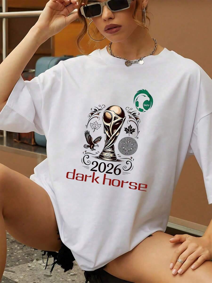 Símbolo del espíritu indomable y la esperanza del triunfo con copa dorada, águila en vuelo, hojas y patrones culturales reflejando fuerza y unión camiseta de mujer 100% algodón confortable para aficionados al fútbol 2026 dark horse - Blanco - Ver 1