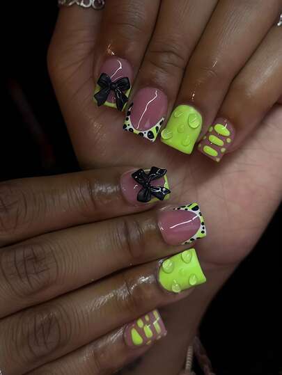 Mejora tu apariencia instantáneamente con el kit de 24 piezas de uñas postizas cuadradas medianas de estilo Y2K. Incluye uñas con diseños de puntos verdes y negros, estilo francés blanco, moños negros, rosas, verdes manzana con estilo francés, cuentas de gel 3D y patrones de caparazón de tortuga verde. Incluye 1 pieza de gel de gelatina y 1 lima. Envío aleatorio.