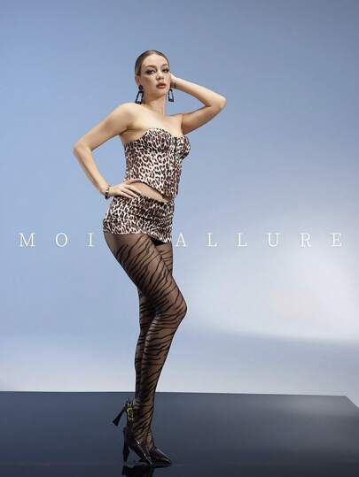 1 đôi tất Jacquard mỏng nhẹ, tinh tế dành cho nữ, với thiết kế sọc ngựa vằn thời trang và gợi cảm. Kiểu dáng cạp cao, co giãn, trong suốt thanh lịch và đa năng, phù hợp cho nhiều dịp trong cuộc sống hàng ngày.