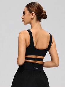 MASKERT Top deportivo sin mangas de cuello cuadrado para mujer, diseño de espalda con recortes cruzados, corto y ajustado, cómodo y agradable al tacto, para yoga y fitness - Negro - Ver 3