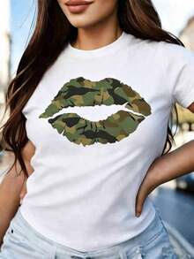 Camiseta de cuello redondo con estampado de labios de camuflaje, camiseta con estampado de patrón militar para mujer, camiseta roja 2026, camiseta de mujer 2026, nuevo modelo de ropa de verano para mujer, conjuntos de vacaciones para mujer, conjunto para concierto de mujer, conjunto para concierto country para mujer, ropa de mujer de algodón puro. - Blanco - Ver 1