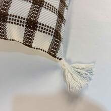 1pc Brown & White Plaid Minimalist Stylish Throw Pillow Cover (Pillow Insert Not Included), Embroidered Tasseled Corners, Nordic Style, Zipper Closure, Machine Washable Square Cushion Cover, Suitable For Home, Office, Sofa, Car, Bedroom, Garden, All Seasons - Multicolor - View 7