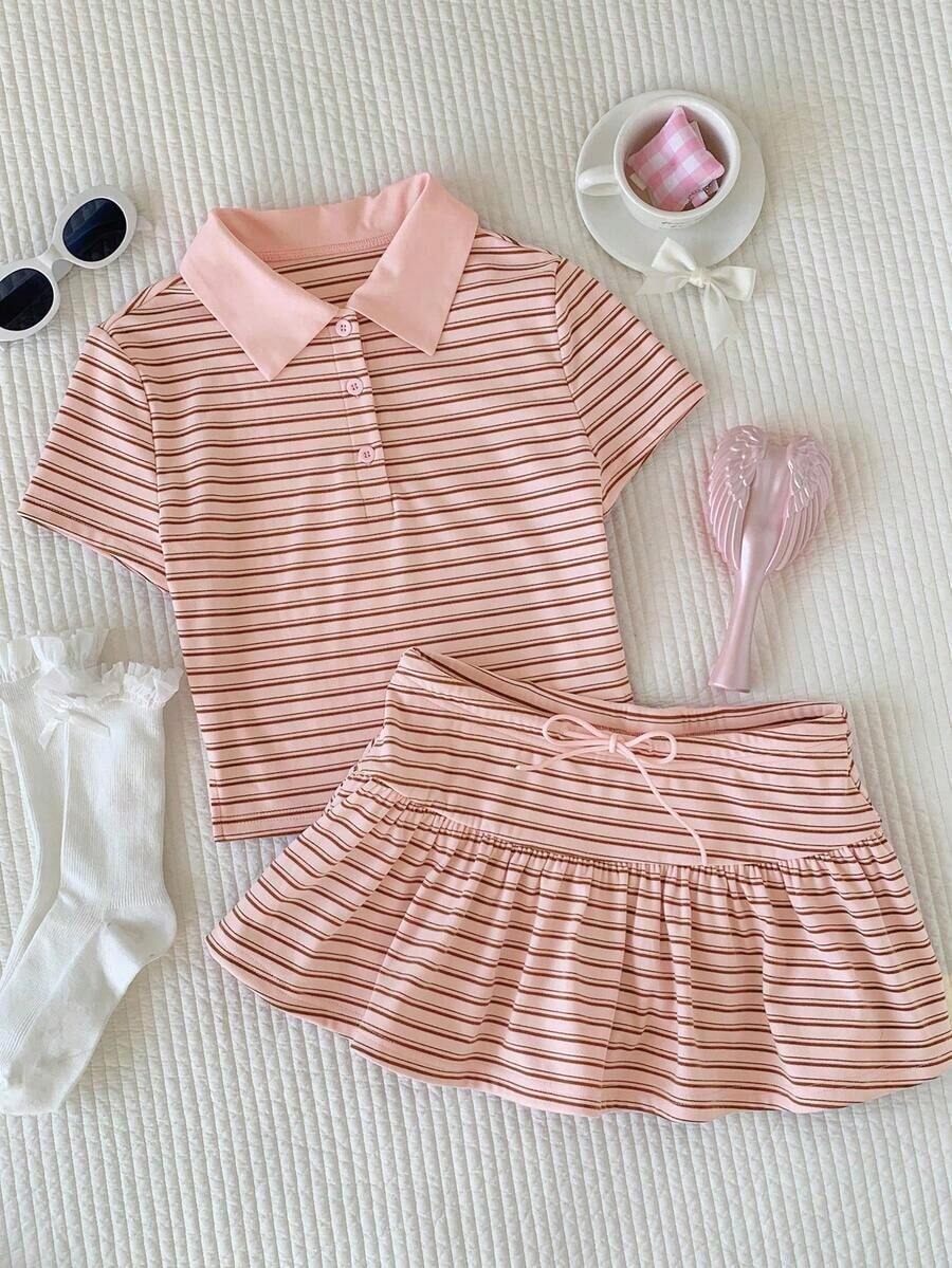 Conjunto de dos piezas para mujer estilo preppy rosa, camiseta tipo polo de manga corta a rayas rosas y marrones con cuello rosa, combinada con minifalda a rayas con lazo decorativo y dobladillo en volante, estilo tierno y fresco, ideal para verano, uso diario, compras, brunch, salidas casuales y looks juveniles de temporada cálida - Rosa Pálido - Ver 1