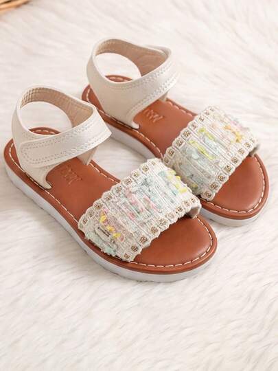 Rất được ưa chuộng và có nhu cầu cao. Sandal đan đôi màu caramel cho trẻ em từ 3-12 tuổi. Kết hợp giữa kiểu đan caro và quai đan xoắn mảnh. Lót trong màu nâu thân thiện với da. Đế ngoài dày màu trắng chống trơn trượt. Lý tưởng cho kỳ nghỉ và các chuyến đi chơi. Sandal trẻ em không thể thiếu cho cả bố mẹ và con cái!