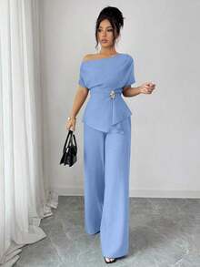 Conjunto elegante de dos piezas para mujer estilo urbano color azul marino, top asimétrico de hombro al descubierto con manga corta, cintura fruncida con broche metálico dorado en forma de flor y dobladillo peplum, combinado con pantalones anchos de pierna recta, estilo versátil ideal para uso diario, trabajo, bodas, cenas, fiestas, vacaciones, citas, eventos formales y ocasiones especiales como Halloween, Navidad, Año Nuevo y Acción de Gracias en primavera y verano - Celeste - Ver 5