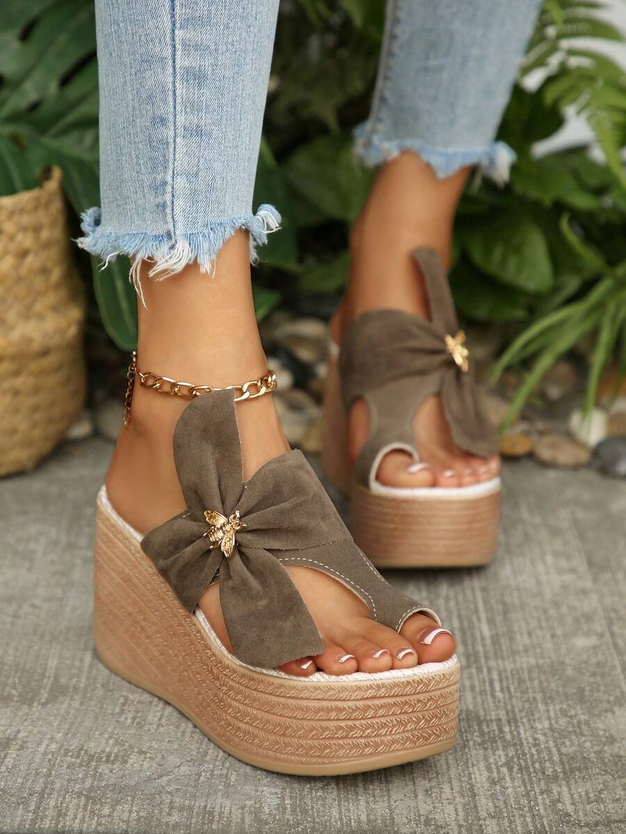 Bow Decor Straw Style Wedge Sandals, Bohemian Toe-Post Sandals, Versatile Vacation Street Style, Brown Faux Suede Bow Wedge Sandals, Open-Toe Straw Wedge Slides With Metal Bee Decor, Height-Increasing Summer Casual Beach Vacation Shoes - Brown (A064) - View 1