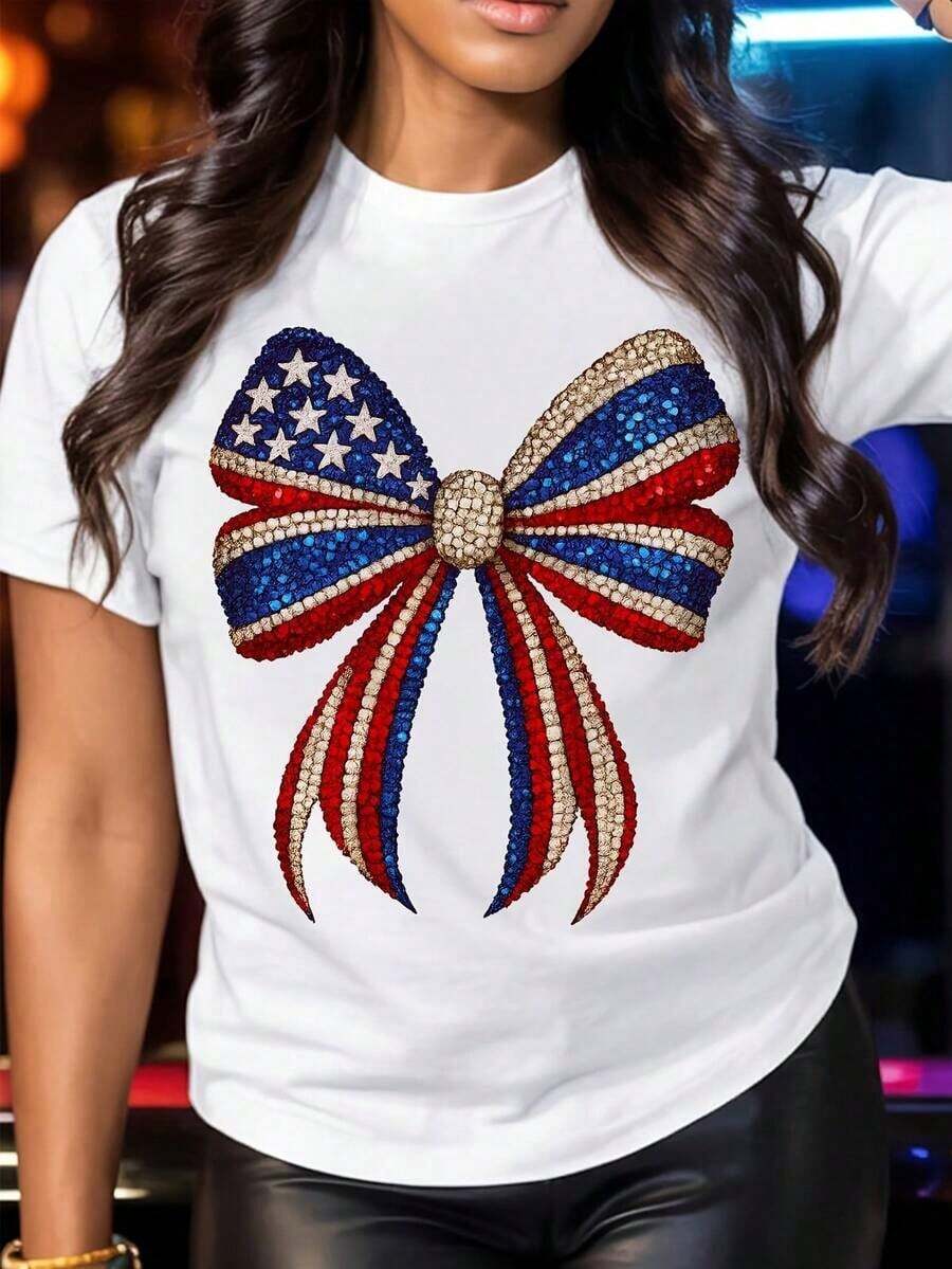 Camiseta Coquette USA con Estampado de Lazo Patriótico y Pedrería - Top Casual de Manga Corta y Cuello Redondo, Ideal para Celebraciones de Primavera y Verano, Moda Festiva, Textura Brillante - Blanco - Ver 1