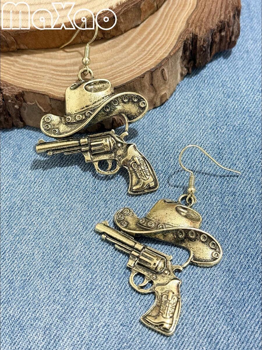 复古牛仔帽、左轮手枪项链和耳环套装。做旧铜色吊坠设计，结合了牛仔帽和左轮手枪的形状，枪柄上刻有靴子图案，充满西部风情；项链搭配复古链条，耳环是同款设计的迷你版，完美地以复古做旧美学再现了西部文化。