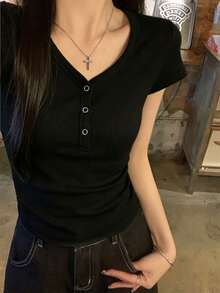 女款美式風V領標準肩短袖T恤，修身剪裁極簡百搭顯瘦上衣，黑色休閒夏季款 - 黑色 - 查看 2