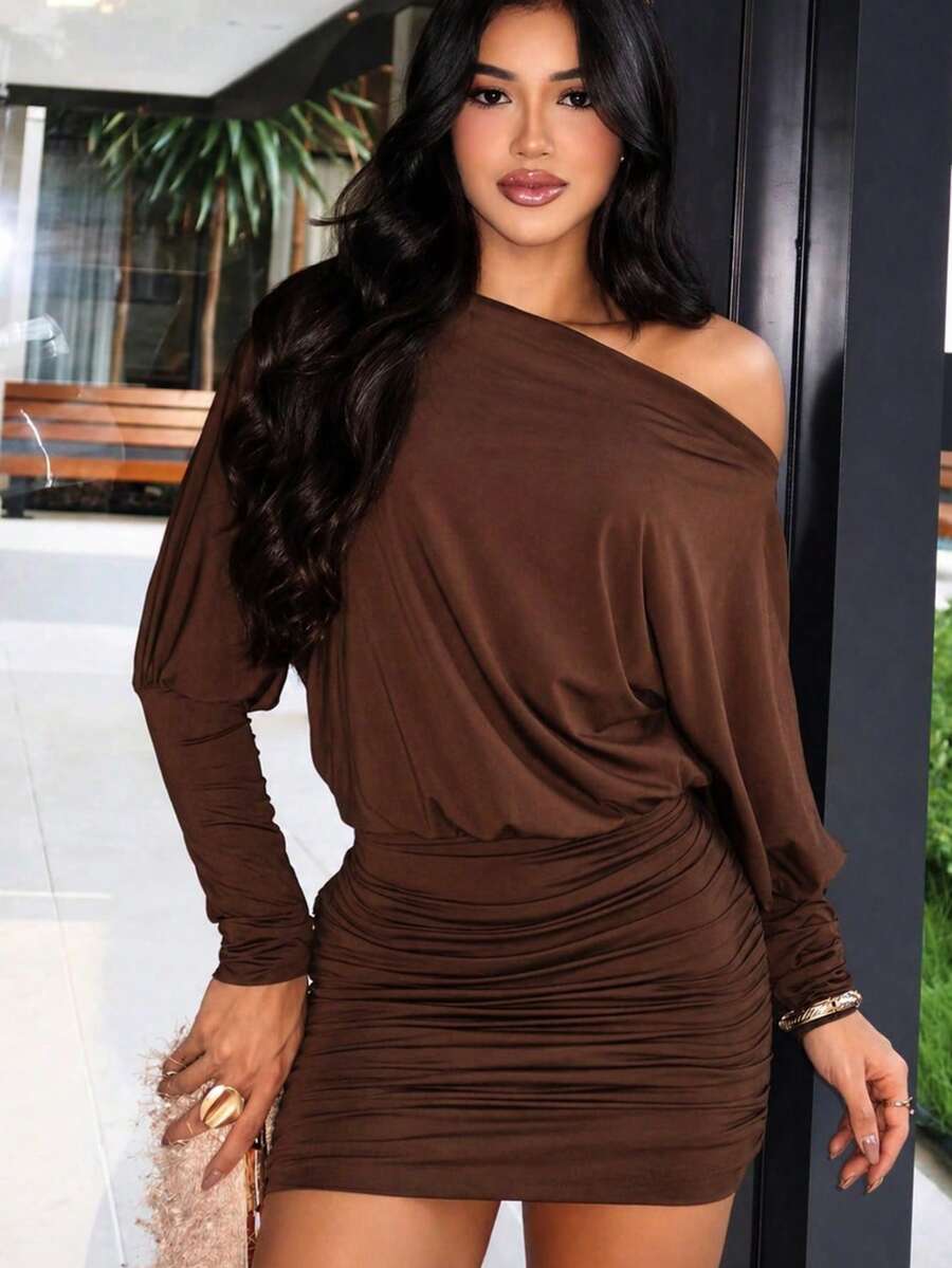 Short, One-Shoulder Dress With Puff Sleeves, Side Draping, Fitted, For Parties, Sexy, Bodycon Style, International Fashion, Premium Women's Fashion, Shaping, Not See-Through. - 鏽棕色 - 查看 1