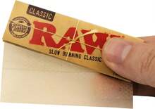 RAW Classic 1 1-4 Rolling Papers - 7 Pack - 50 Leaves Per Pack - Includes Collectible Matte Black 'D Mini Tray Keychain - ColorC - 查看 4