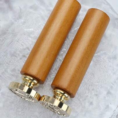 Bộ dụng cụ đóng dấu chữ bằng sáp kiểu cổ điển, tay cầm bằng gỗ màu vàng, đầu đóng dấu bằng sáp, 26 chữ cái tùy chọn, thích hợp để trang trí phong bì và sổ lưu niệm, quà tặng thủ công dập nổi tinh tế (Không kèm sáp, không kèm mực)