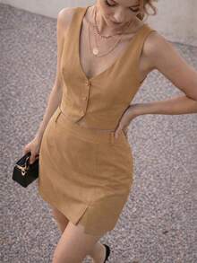 MODA MO, REF: Y480 Women's Casual Two-Piece Set, Elegant And Full Of Style! The Front Vest With Buttons Adds A Sophisticated Touch, While The Shorts With A Slit And The Skirt Offer A Modern And Comfortable Look. Perfect For Uncomplicated And Versatile Outfits. Available In Solid Colors And Sizes S, M, And L, This Set Is Ideal For Various Occasions, Guaranteeing An Impeccable And Sophisticated Look. Don't Miss The Chance To Invest In This Piece Full Of Personality! - 棕色 - 查看 4