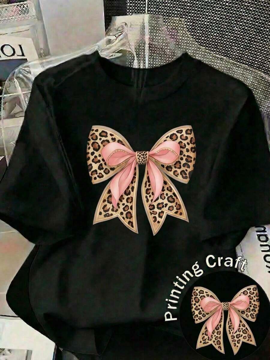 Nueva camiseta de manga corta con cuello redondo para mujeres, diseño primavera-verano, combina perfectamente un nudo de mariposa moderno y minimalista con estampados de letras en inglés, transpirable y absorbe la sudoración.Envío directo desde nuestro almacén local, modelo para parejas, para llevar en pareja.blusas para mujer playeras de mujer blusas casuales para dama