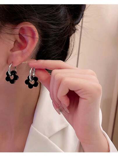 Bông tai họa tiết hoa màu đen, kiểu dáng dễ thương và độc đáo, dễ phối đồ.