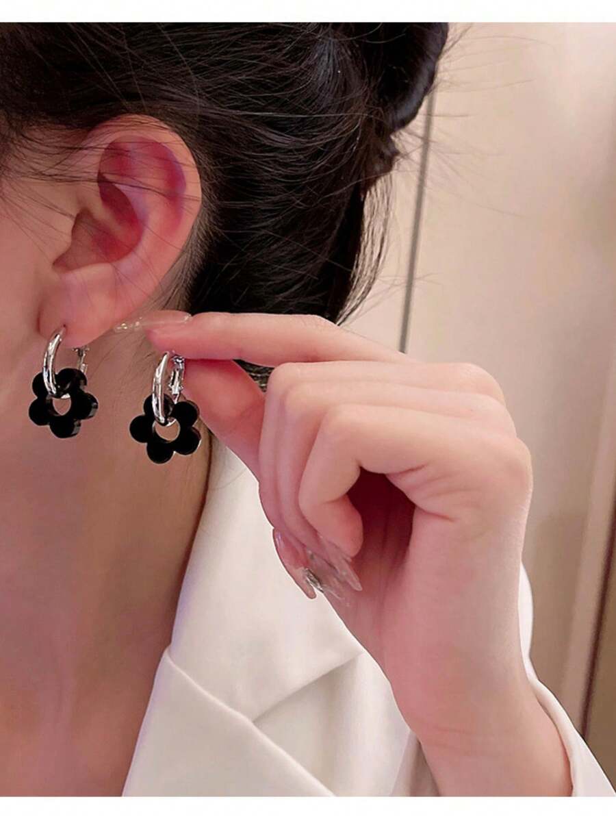 Bông tai họa tiết hoa màu đen, kiểu dáng dễ thương và độc đáo, dễ phối đồ. - màu đen - Xem 1
