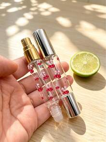 便攜式旅行迷你可重複填充香水噴霧瓶 (10ml) - 2合1雙端設計結合滾珠與噴霧功能。飾有櫻桃與蝴蝶結圖案，展現優雅美感。 - 彩色 - 查看 3