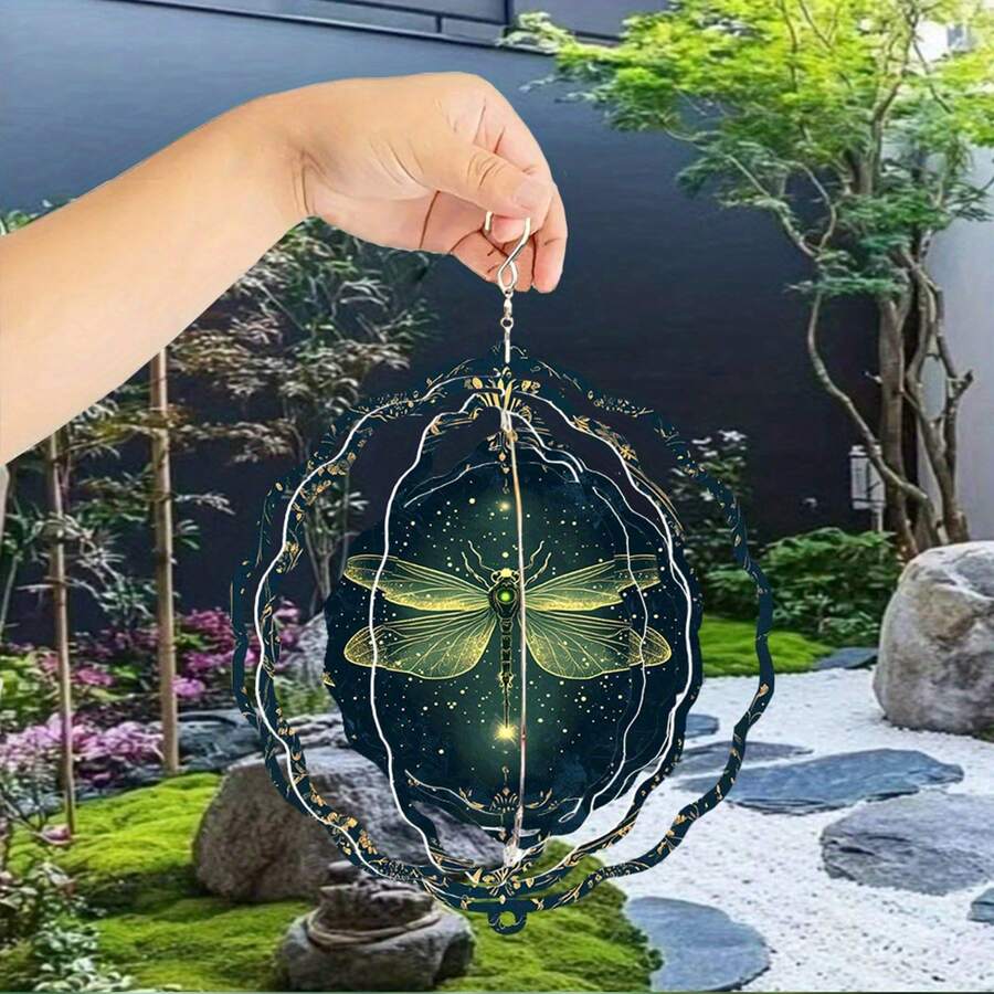 1个优雅蜻蜓图案金属3D旋转风铃，带360°旋转挂钩，是装饰庭院、阳台和草坪的理想之选。独特的设计使其成为送给朋友、老师、感恩节、圣诞节、万圣节和乔迁之喜的绝佳礼物。（尺寸：9.84英寸*9.84英寸，不含吊坠），款式随机发送。