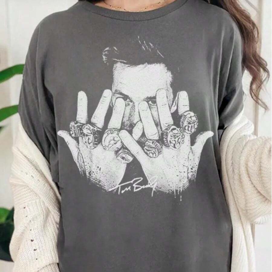 T Om Brady 7 Rings Shirt T Om Brady Shirt T Om Brady T-Shirt T Om Brady GOAT Shirt - màu đen - Xem 1