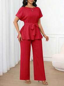 Conjunto de dos piezas para mujer color vino tinto sólido, blusa corta de manga corta con cinturón y pantalones rectos holgados, tela con textura jacquard, estilo elegante y casual, ideal para primavera, verano y otoño, oficina, regreso a clases, iglesia, salidas y viajes al aeropuerto - Rojo - Ver 3