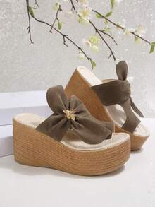 Bow Decor Straw Style Wedge Sandals, Bohemian Toe-Post Sandals, Versatile Vacation Street Style, Brown Faux Suede Bow Wedge Sandals, Open-Toe Straw Wedge Slides With Metal Bee Decor, Height-Increasing Summer Casual Beach Vacation Shoes - Brown (A064) - View 6