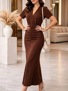 Vestido feminino elegante de manga curta com decote em V, cor sólida, modelagem justa com cintura franzida, ideal para o trabalho, deslocamentos diários, ocasiões casuais, escritório, reuniões de negócios, como vestido de verão ou look para férias de primavera. - Castanho - Ver 5