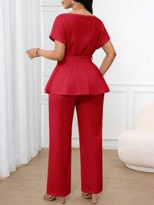 Conjunto de dos piezas para mujer color vino tinto sólido, blusa corta de manga corta con cinturón y pantalones rectos holgados, tela con textura jacquard, estilo elegante y casual, ideal para primavera, verano y otoño, oficina, regreso a clases, iglesia, salidas y viajes al aeropuerto - Rojo - Ver 2