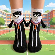 1 đôi tất dài đến bắp chân unisex dễ thương chủ đề mũ tốt nghiệp hoạt hình, thiết kế hình búp bê nắm tay vui nhộn, phù hợp với trang phục lễ tốt nghiệp. - màu đen - Xem 2