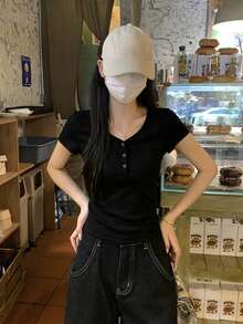 女款美式風V領標準肩短袖T恤，修身剪裁極簡百搭顯瘦上衣，黑色休閒夏季款 - 黑色 - 查看 6