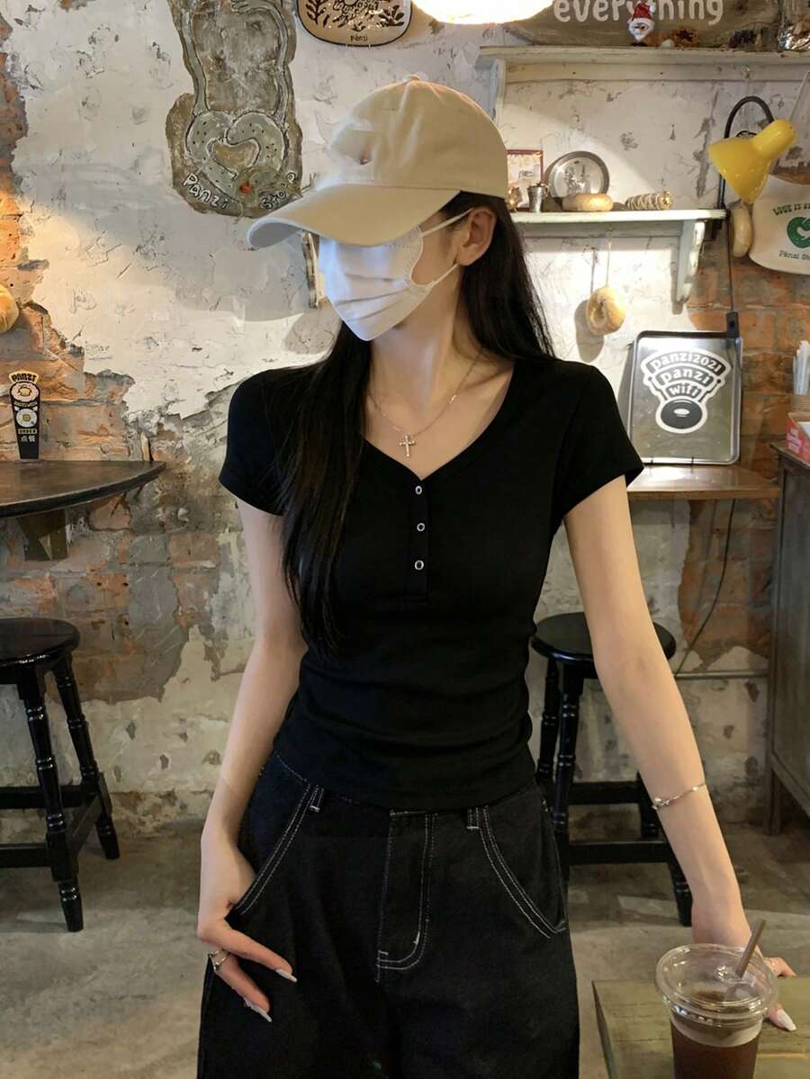 女款美式風V領標準肩短袖T恤,修身剪裁極簡百搭顯瘦上衣,黑色休閒夏季款 - 黑色 - 查看 1