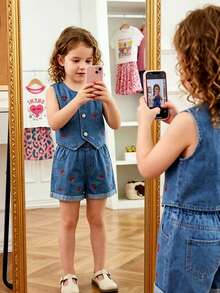 2件套女童户外休闲可爱简约甜美樱桃刺绣纽扣无袖上衣和时尚活力百搭复古蓝色牛仔卷边短裤套装 - 中等水洗藍 - 查看 1