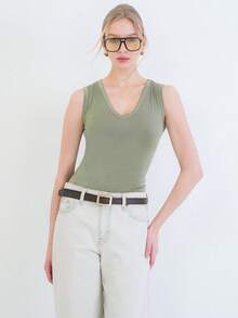 A timeless sleeveless top featuring a clean V-neckline and a sleek, fitted silhouette. Designed for everyday versatility, this minimal piece pairs effortlessly with denim, tailoring, or layered looks for a fined and ly with denim, tailoring, or layered looks for amod ern I. - 卡其色 - 查看 5