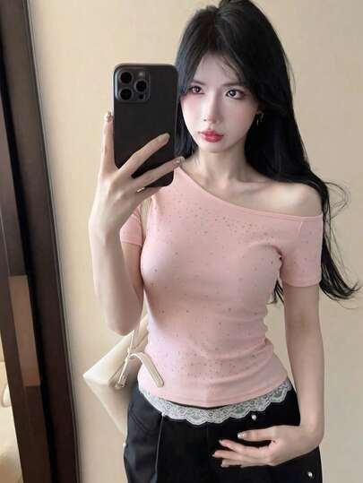 Áo croptop tay ngắn ôm sát, khoét vai gợi cảm, đính đá lấp lánh, thiết kế thời trang dành cho phái đẹp.