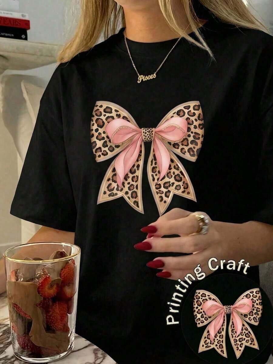 Solt Vintage Nueva camiseta de manga corta con cuello redondo para mujeres, diseño primavera-verano, combina perfectamente un nudo de mariposa moderno y minimalista con estampados de letras en inglés, transpirable y absorbe la sudoración. Envío directo desde nuestro almacén local, modelo para parejas, ideal para llevar en pareja. Gráfico de moda - Negro - Ver 1