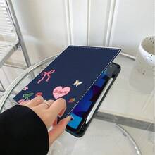 1 chiếc ốp lưng máy tính bảng màu xanh hải quân in hình gấu bông và hoa anh đào - Ốp bảo vệ có chân đế đa góc và khe cắm bút cảm ứng, tương thích với iPad Air 13 (M3 2025)/ Air 11 (M3 2025)/ 11 (A16 2025), Galaxy Tab S10+/S9/A9, Pad, MatePad, Pad, Honor Pad, Xiaoxin Pad - Nhiều màu - Xem 3