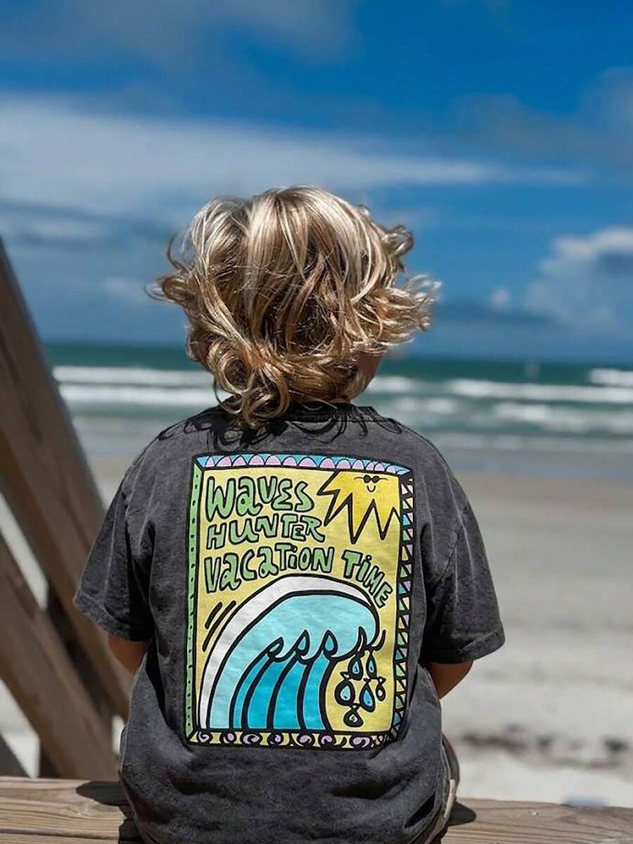 1件男童“WAVES HUNTER VACATION TIME”字母印花短袖T恤,儿童休闲百搭圆领上衣,清爽可爱透气柔软面料,亲肤舒适,适合夏季海滩穿着,小学生涂鸦风格运动服 - 灰色 - 查看 1