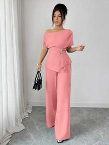 Conjunto elegante de dos piezas para mujer estilo urbano color azul marino, top asimétrico de hombro al descubierto con manga corta, cintura fruncida con broche metálico dorado en forma de flor y dobladillo peplum, combinado con pantalones anchos de pierna recta, estilo versátil ideal para uso diario, trabajo, bodas, cenas, fiestas, vacaciones, citas, eventos formales y ocasiones especiales como Halloween, Navidad, Año Nuevo y Acción de Gracias en primavera y verano - Rosa - Ver 5