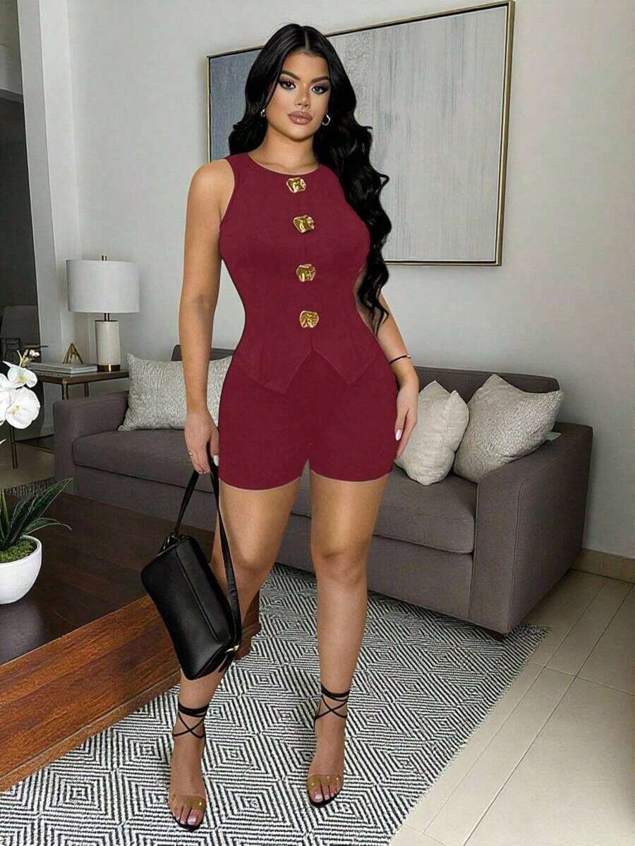 Conjunto de dos piezas para mujer color negro sólido, top sin mangas ajustado con botones metálicos dorados y shorts, estilo elegante y casual, ideal para oficina, salidas, reuniones y uso diario en primavera y verano - Burdeos - Ver 1