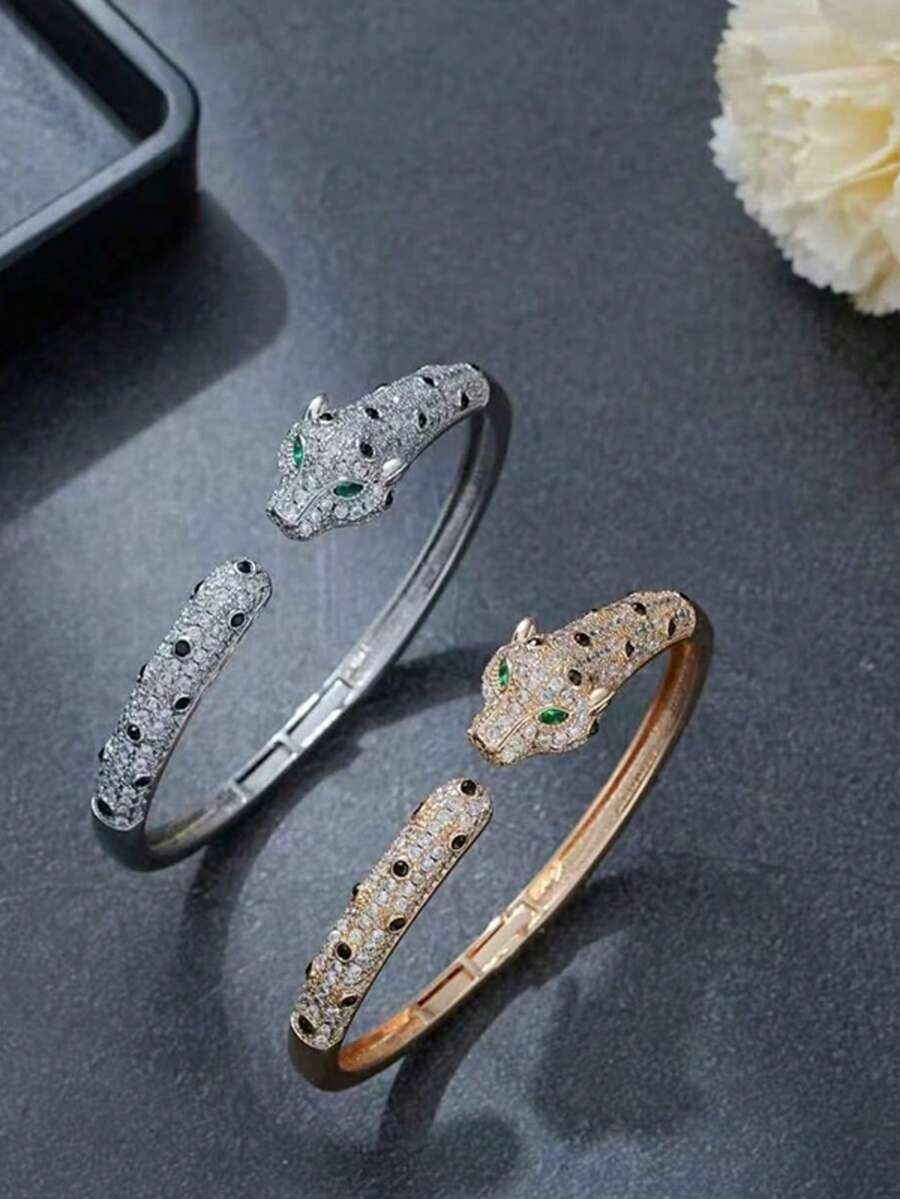 Một chiếc vòng tay hình báo đốm khảm đồng sang trọng, được đính hoàn toàn bằng đá Zirconia, với thiết kế kim cương lấp lánh. Thích hợp để đeo hàng ngày và trong các dịp lễ, làm quà tặng cho bạn bè nữ hoặc mẹ, giúp tô điểm thêm vẻ đẹp và sự thanh lịch. - Nhiều màu - Xem 1