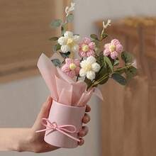 手工钩编纱线人造花束套装，采用ins风布艺编织而成，包含5朵钩编花、一个塑料花盆和精美包装纸。轻柔舒缓的装饰，营造温馨的家居桌面氛围，高品质百搭的家居饰品。适合母亲节、情人节、生日、周年纪念日等场合，作为送给妈妈、女友的礼物，也是独具匠心的节日礼物和贴心的家居装饰品。 - 彩色 - 查看 1