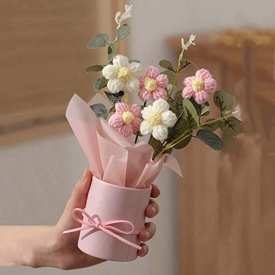 手工钩编纱线人造花束套装,采用ins风布艺编织而成,包含5朵钩编花、一个塑料花盆和精美包装纸。轻柔舒缓的装饰,营造温馨的家居桌面氛围,高品质百搭的家居饰品。适合母亲节、情人节、生日、周年纪念日等场合,作为送给妈妈、女友的礼物,也是独具匠心的节日礼物和贴心的家居装饰品。 - 彩色 - 查看 1
