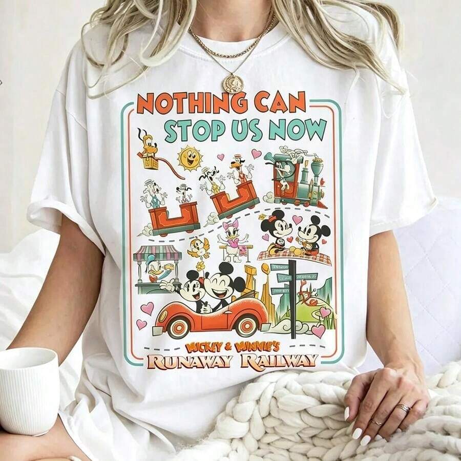 (Authorized By Disney. Mickey Mouse) Disneyland Project "Mickey And Minnie's Runaway Railway" Theme, Presents The Classic Scenes And Characters In The Project In The Form Of Retro Posters, With The Slogan "NOTHING CAN STOP US NOW", A Group Of Elegant Ladies And Ladies' Pure Cotton T-Shirts, The Fabric Is Soft, Comfortable And Breathable, Suitable For Daily Wear, Shopping, Travel, Parties And Home Use. Clothes Of The Same Style For Men And Women, As Well As Lovers' Styles, Are Also Suitable As Exquisite Gifts. Every Woman Should Have One. - 白色 - 查看 1