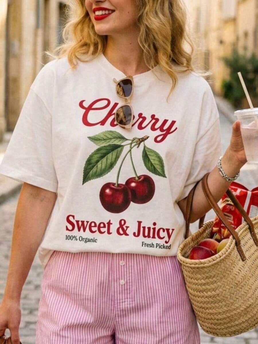 Women's Y2K Aesthetic Oversized Drop Shoulder T-Shirt, Cherry Sweet & Juicy Letter Print Short Sleeve Tee, 90s Retro Watercolor Fruit Graphic Streetwear, Casual Loose Fit Vacation Style Top, E-Girl Aesthetic Clothing, Trendy Y2K Core Outfit, Summer Casual Going Out Tops, Perfect for Daily Wear, Back to School, Date, Beach Vacation, Travel, Market, Music Festival, Rave, Party, Street Style, Club, Commute, Hot Girl Summer Essential, Plus Size Friendly Casual Tee, Women's Fashion Apparel - Blanco - Ver 1