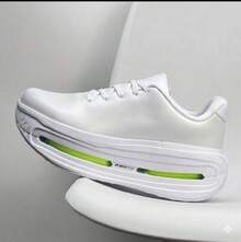 NK Running Vomero Premium Tennis Shoes With Soft Cushioning, Ideal For Gym, Training, And Men's Sports Shoes With Lace-Up Closure And Eyelets. - 白色和綠色 - 查看 1