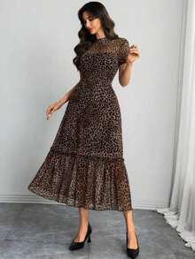 Vestido maxi de verano con cuello redondo, manga corta, cintura con volantes y bajo con volantes, con estampado floral colorido sobre base negra elegante y gótica - Multicolor 2 - Ver 5