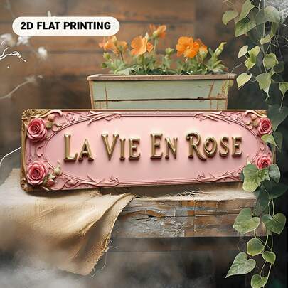 1 tấm trang trí tường chữ tiếng Pháp cổ "Vie En Rose" - Chữ vàng trên khung hồng, tấm kim loại lớn trang trí hoa hồng và chữ tiếng Pháp, thích hợp trang trí ngoài trời, kích thước 3.9x15.7 inch (10x40cm) - Có lỗ ở góc để dễ dàng treo, món quà hoàn hảo, phẳng 2D, lý tưởng để trang trí phòng, lỗ đã được khoan sẵn như trong bảng kích thước.